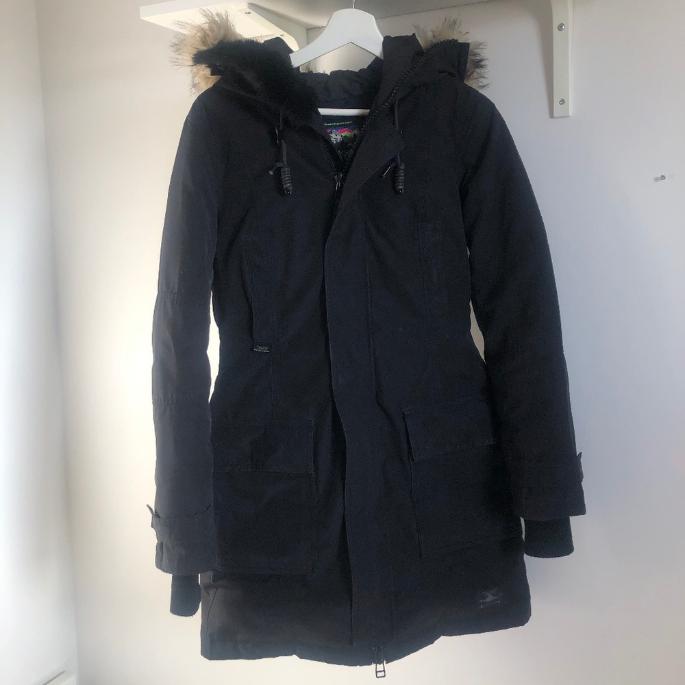 Aritzia TNA Bancroft warmest mountaineering parka